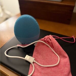 FOREO Facial Cleansing Brush in Teal with Pink Pouch